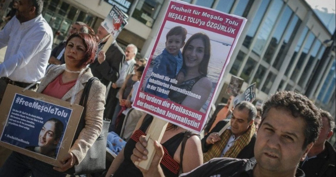 Τουρκικό δικαστήριο ήρε την απαγόρευση εξόδου στη δημοσιογράφο Μεσαλέ Τόλου